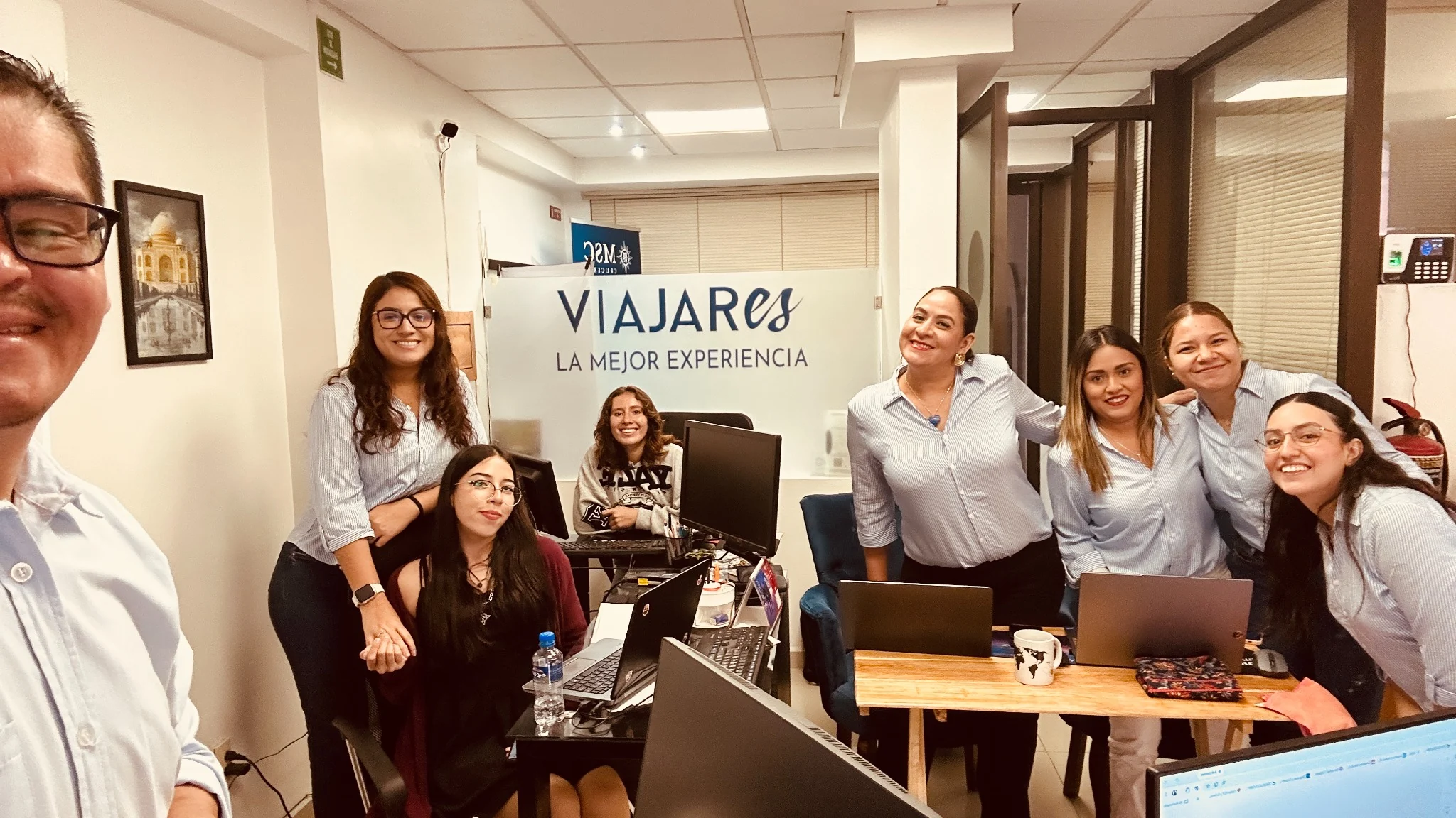 Equipo de Viajares durante taller presencial de inteligencia artificial, fotografía 1