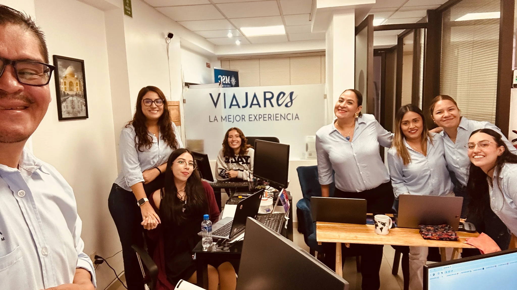 Equipo de Viajares durante taller presencial de inteligencia artificial, fotografía 2